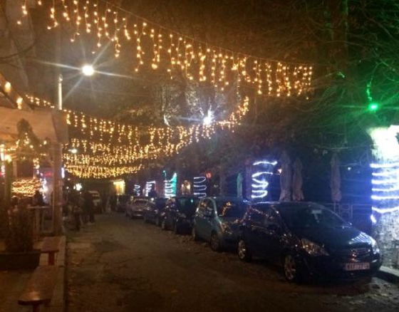 Μόνοι τους στόλισαν και φέτος οι καταστηματάρχες στη βόρεια παραλία της Καστοριάς (Φωτο)