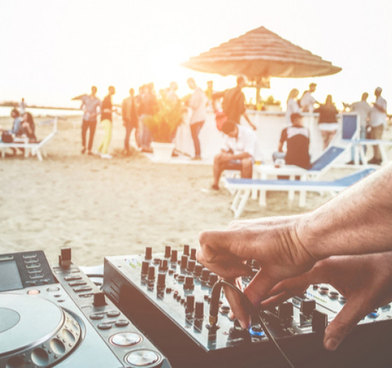 Τέλος τα beach bar – Δείτε τι ζητούν οι πλούσιοι ταξιδιώτες