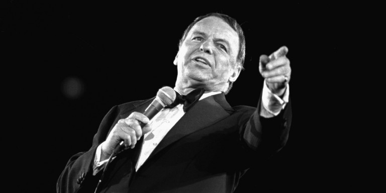 Frank-Sinatra-singing-1974.jpg