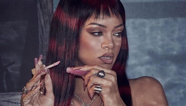 Screenshot-2022-01-19-at-13-13-09-Η-Rihanna-προετοιμάζεται-για-τον-Άγιο-Βαλεντίνο-και-φωτογραφίζεται-με-τα-πιο-sexy-κόκκινα....jpg