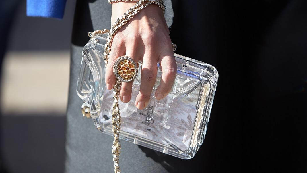 street-style-nails-clutch-bag